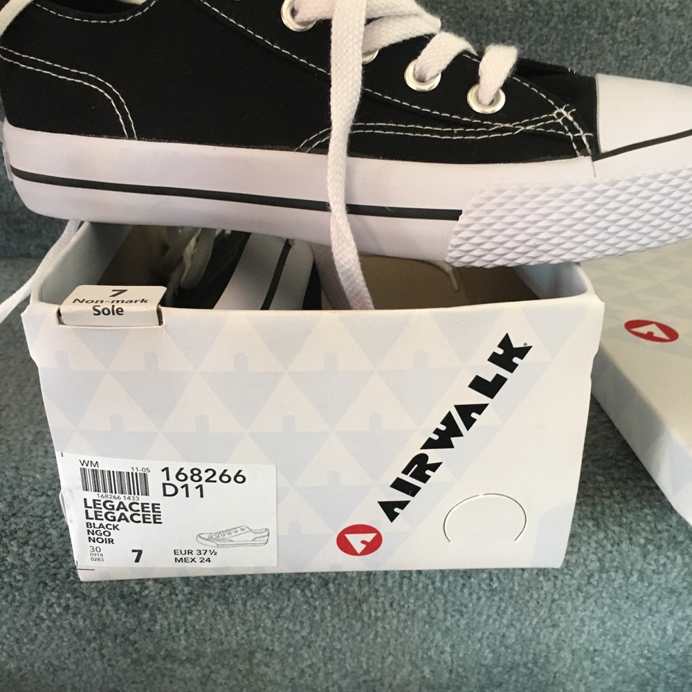 Airwalk tennis shoes